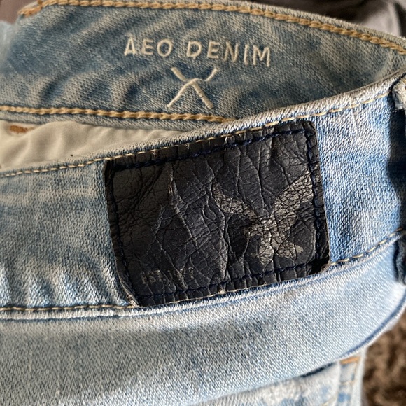 High-rise light wash American Eagle stretchy jeans - Picture 7 of 7